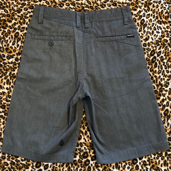 4 Volcom shorts - Picture 5 of 5